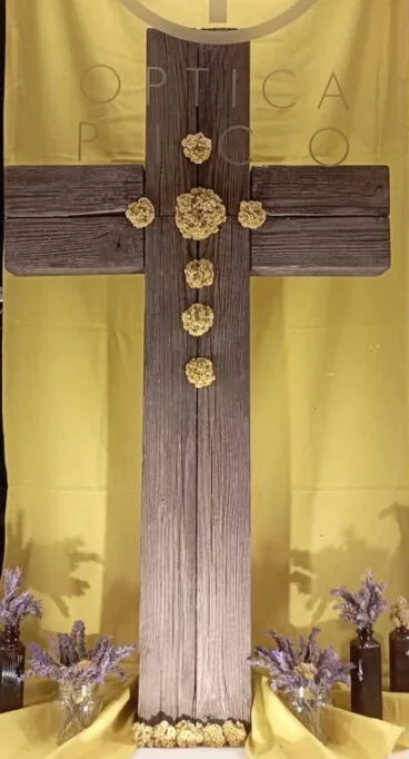 Cruz escaparate Óptica Picó