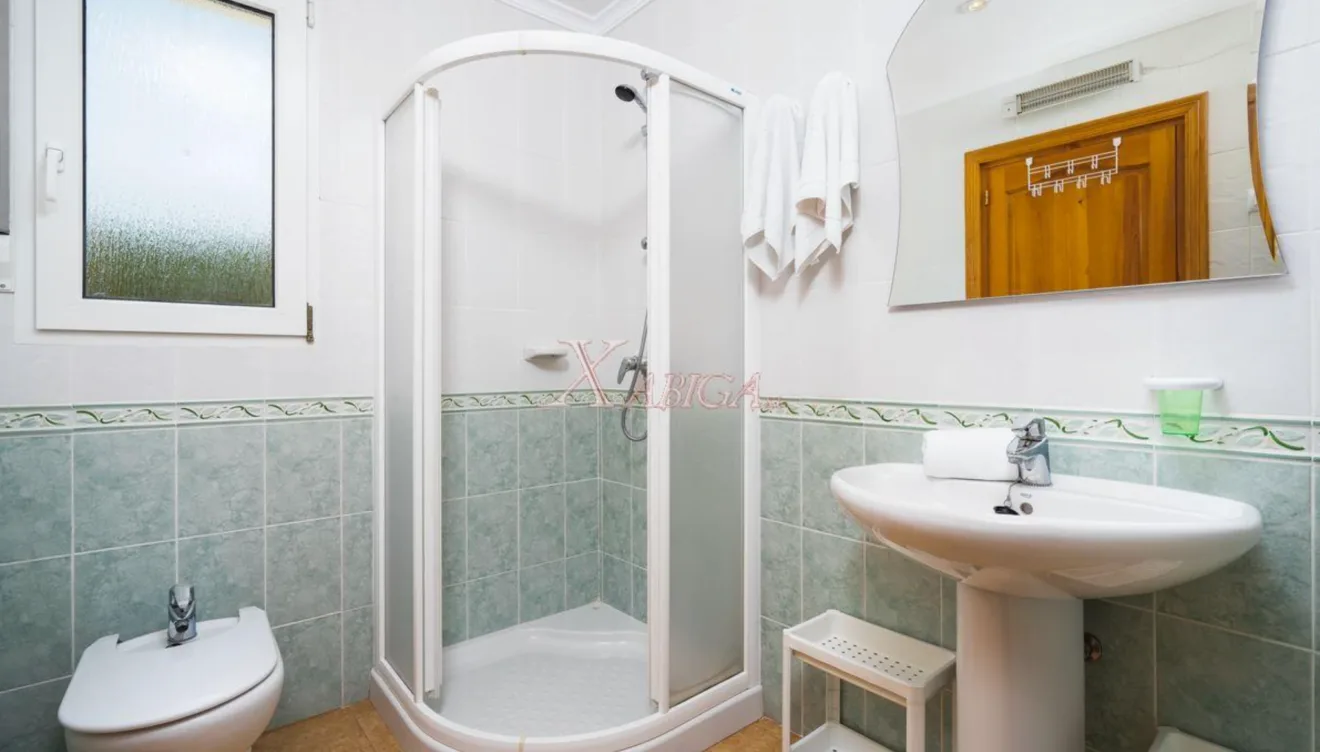 Cuarto de baño equipado con plato de ducha y mampara