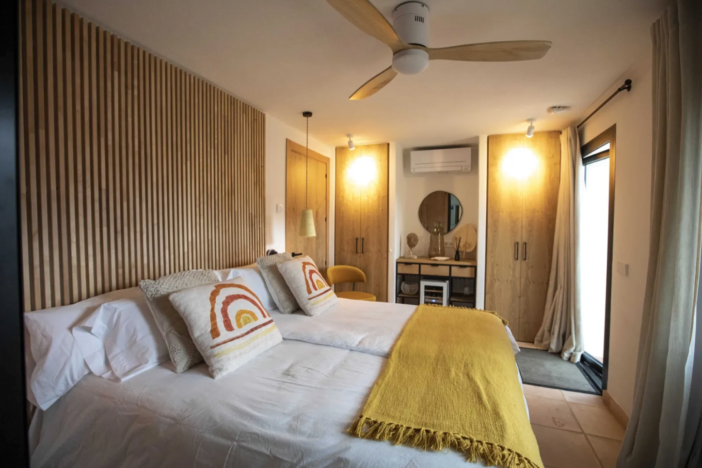 Dormitorio con cama doble, armarios empotrados y aire acondicionado