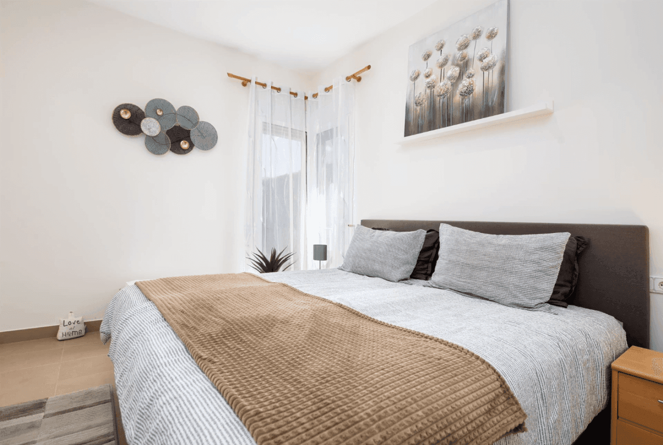 Dormitorio con mucha luz y cama doble