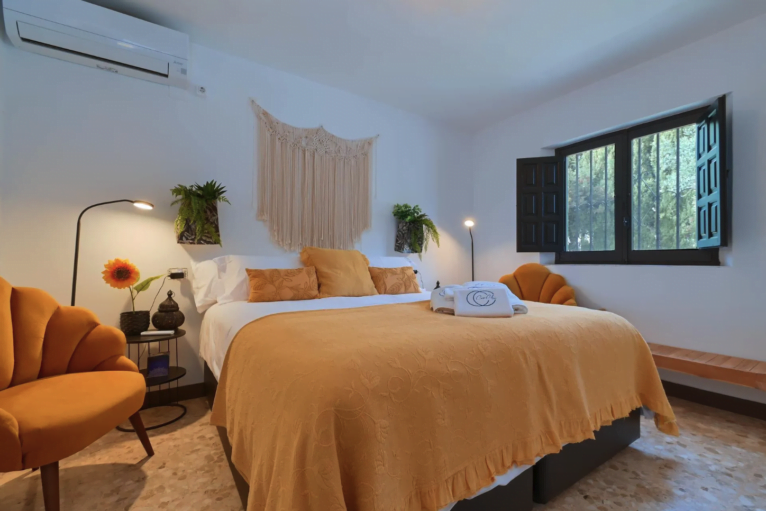Villa bedroom with double bed and air conditioning