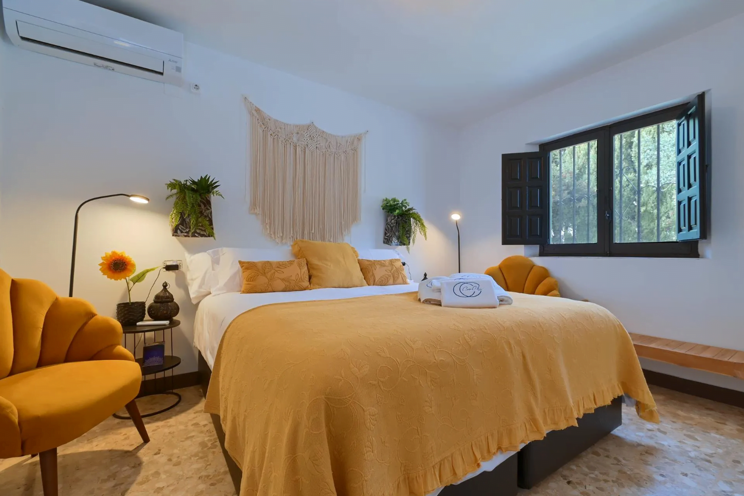 Dormitorio de la villa con cama doble y aire acondicionado
