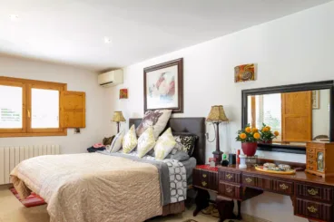 Dormitorio de la vivineda muy luminoso con aire acondicionado