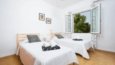 Dormitorio doble con aire acondicionado y muy luminoso