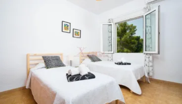 Dormitorio doble con aire acondicionado y muy luminoso