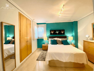 Dormitorio doble con armario empotrado y cama de matrimonio