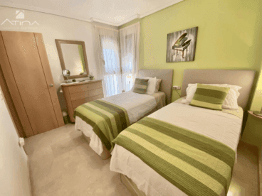 Dormitorio doble con dos camas individuales