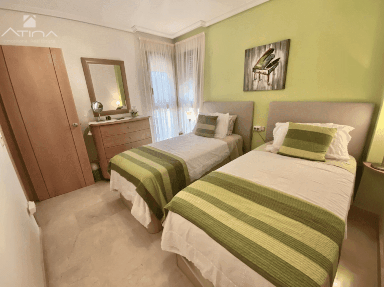 Dormitorio doble con dos camas individuales