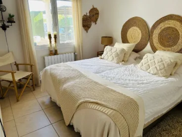 Dormitorio doble de estilo rústico – boho con cama doble