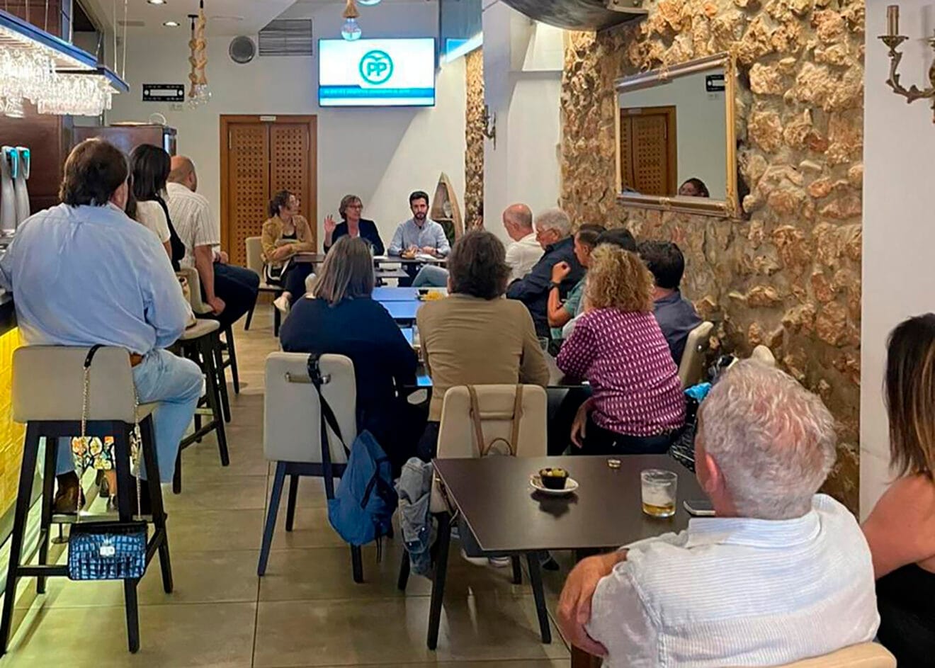 El PP de Xàbia en su reunión con el barrio de Duanes de Mar