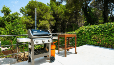 Espaciosa cocina de verano para disfrutar de comidas al aire libre