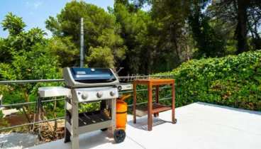 Espaciosa cocina de verano para disfrutar de comidas al aire libre