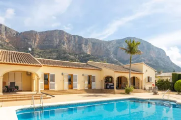 Fachada de la vivienda con piscina y vistas al Montgó