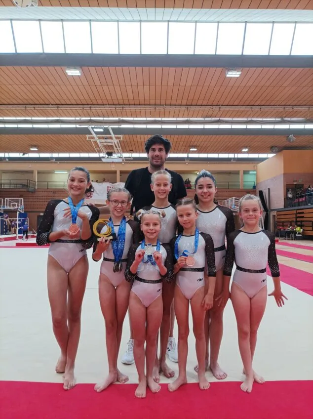 Imagen: Gimnastas CD Montgó con las medallas y trofeos