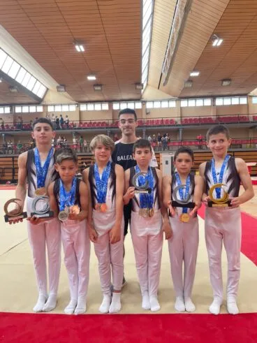 Gimnastas del CD  Montgó con los trofeos y medallas