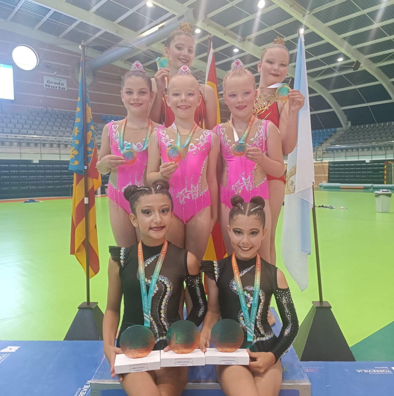 Gimnastas del CD Montgó Xàbia con sus trofeos