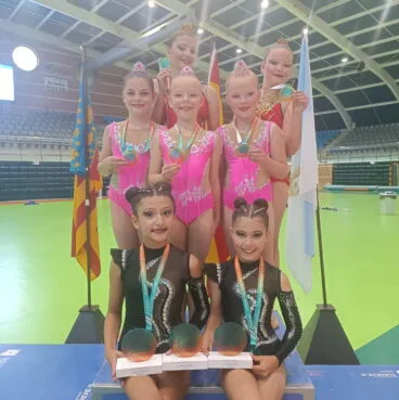 Gimnastas del CD Montgó Xàbia con sus trofeos