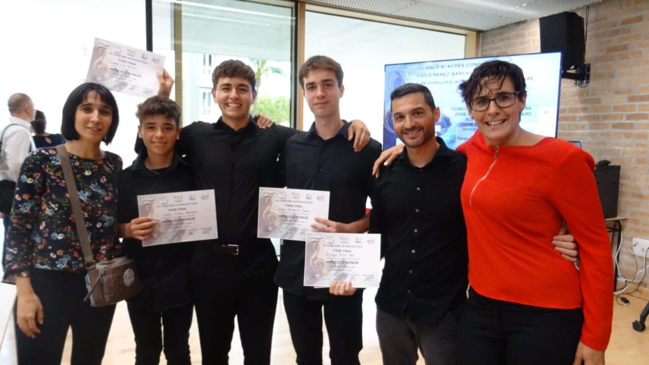 Guitarras con los diplomas