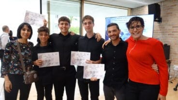 Guitarras con los diplomas