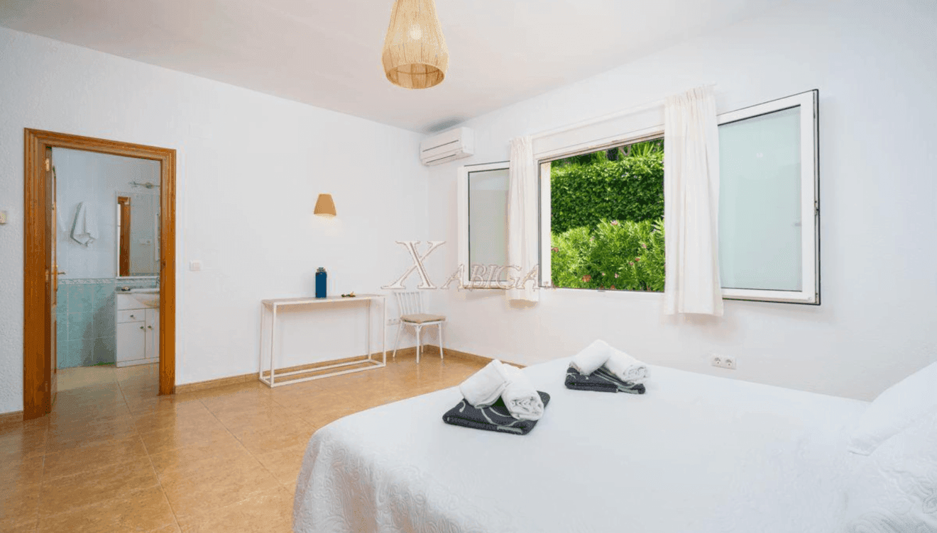 Habitación principal del chalet con baño en suite