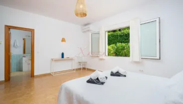 Habitación principal del chalet con baño en suite