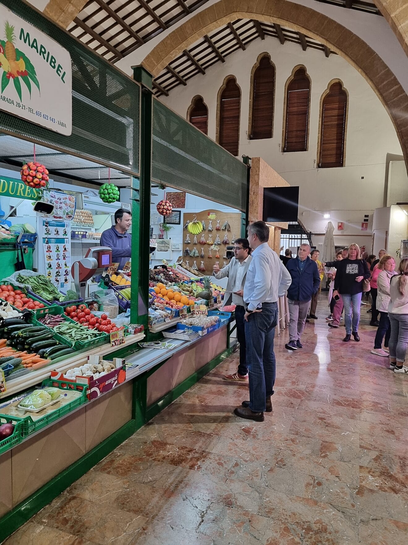 Héctor Illueca conversando con los vendedores del Mercat