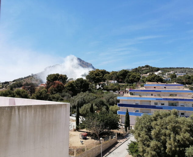 Imagen: Humareda del incendio originado cerca de la Ermita del Calvari | Foto M.J. Ferrer