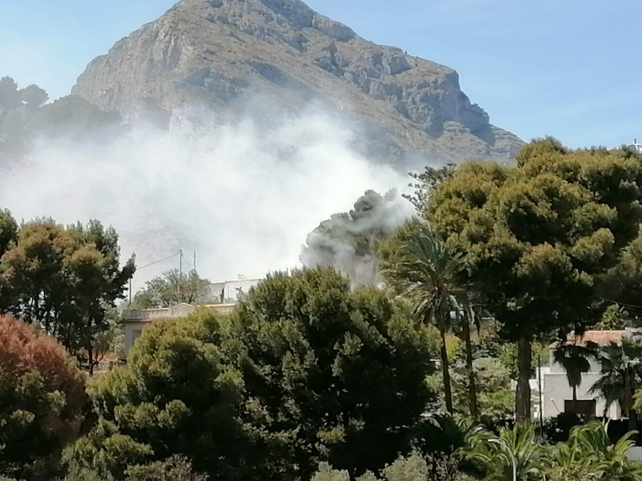 Humo del incendio originado en Xàbia | Foto M.J. Ferrer