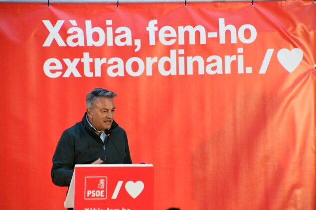 Imagen: José Chulvi, candidato del PSOE a la alcaldía de Xàbia en el mitin del Freginal