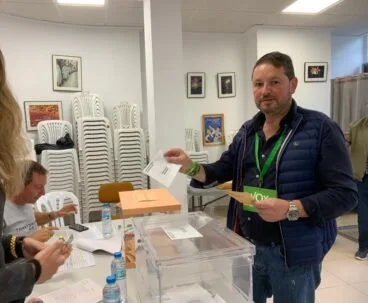 José Marcos Pons de VOX Jávea depositando su voto