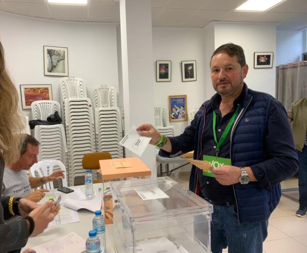 Imagen: José Marcos Pons de VOX Jávea depositando su voto