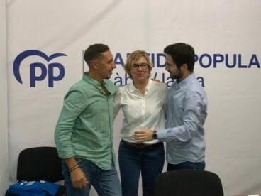 La candidata del PP con gente de su equipo