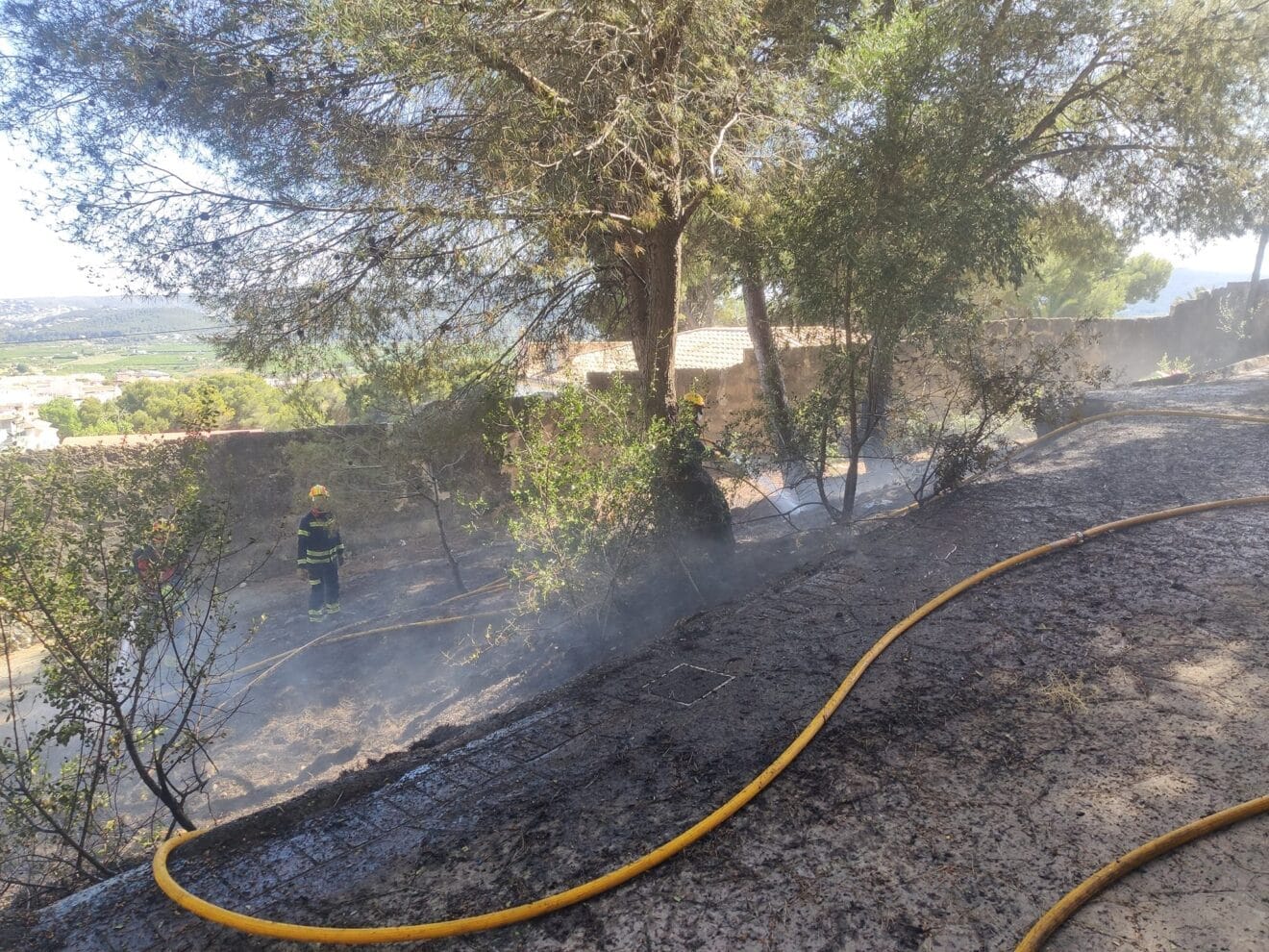 Labores de extinción del incendio en el Calvari de Xàbia | Foto PCXàbia