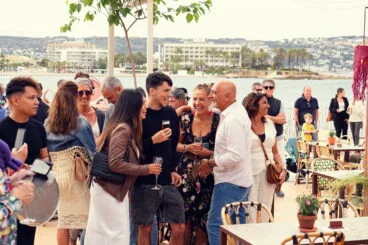 Los gerentes de Acqua con los clientes en la reapertura