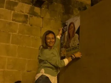 Mavi Pérez, candidata de CpJ en la pegada de carteles