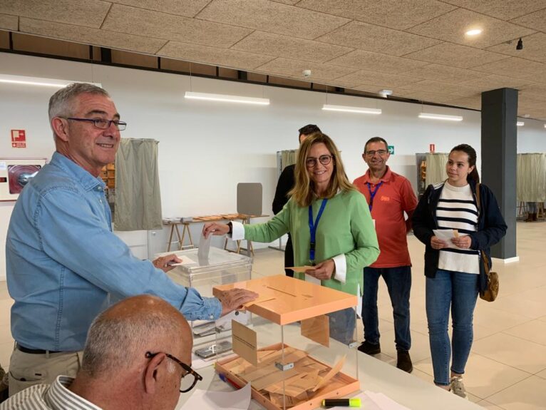 Mavi Pérez junto a su familia en la votación