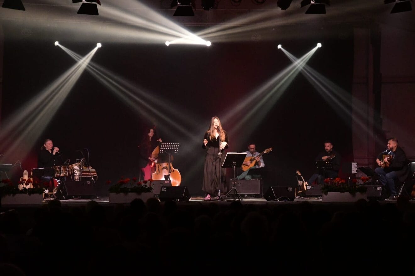 Noelia Llorens 'Titana' en el escenario de Xàbia Folk