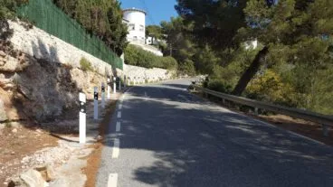 Nuevos bolardos en la carretera a la Cala Granadella
