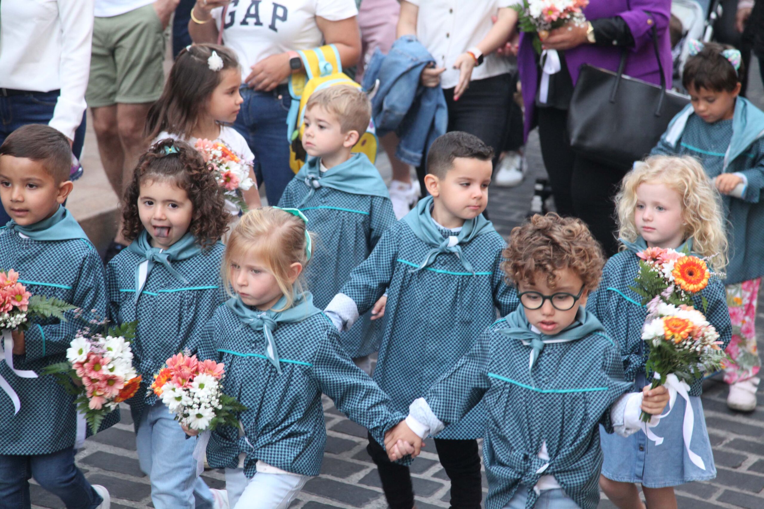 Niños y niñas en la Ofrenda de flores a Jesús Nazareno 2023