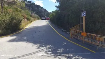 Pintado de líneas que impide el aparcamiento y dan paso peatonal