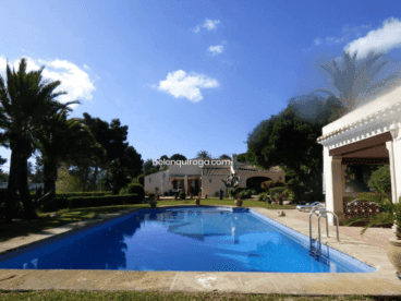 Piscina privada de la vivienda muy amplia