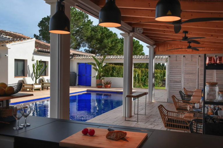 Prive-zwembad van het huis omgeven door terrassen