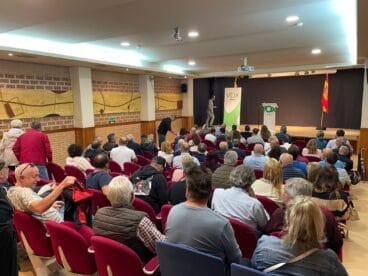 Público al inicio de mitin de VOX Jávea