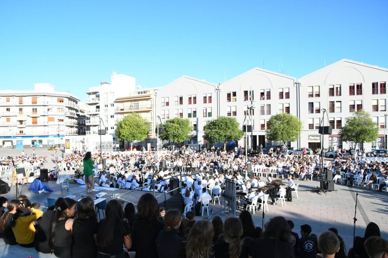 Público escola canta