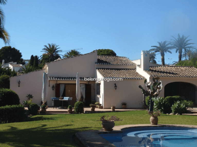 Relájate junto a la piscina de la vivienda en su precioso jardín