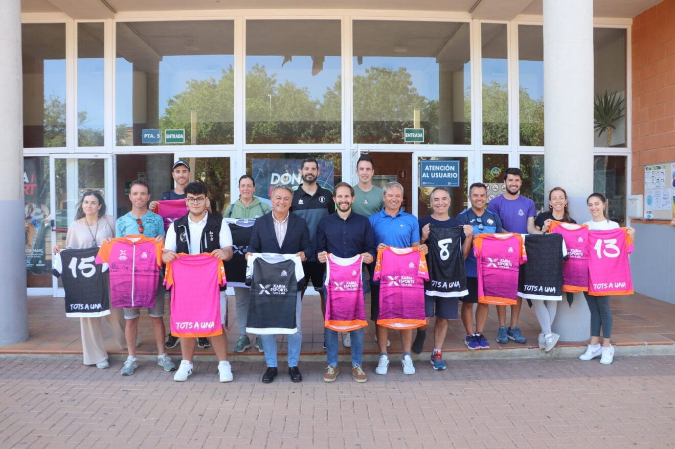 Representantes de los Clubs de Xàbia con la equipación