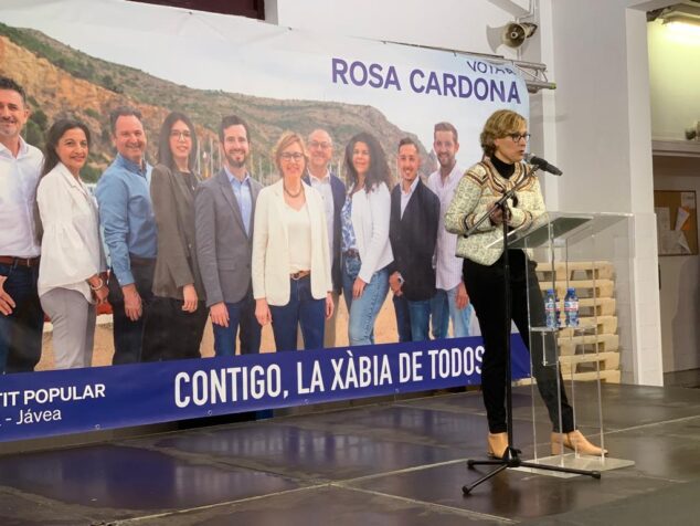 Imagen: Rosa Cardona explica sus propuesta para un cambio en Xàbia