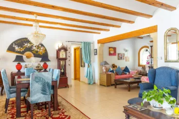 Salón-comedor de la vivienda de estilo rústico