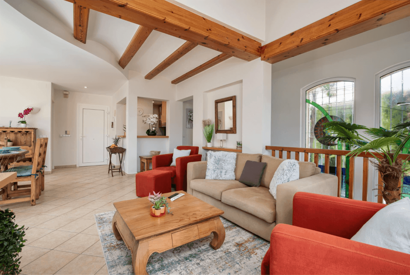 Salón-comedor rústico de la vivienda muy luminoso