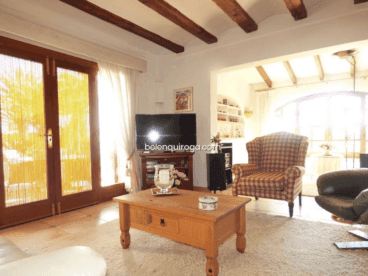 Salón de la vivienda con salida a la terraza